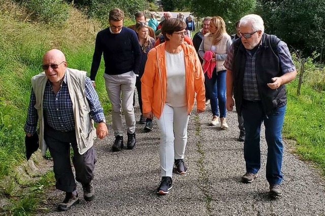 Die SPD-Bundesvorsitzende Saskia Esken diskutiert beim Wandern mit Brgern.  | Foto: Stefan Mertlik