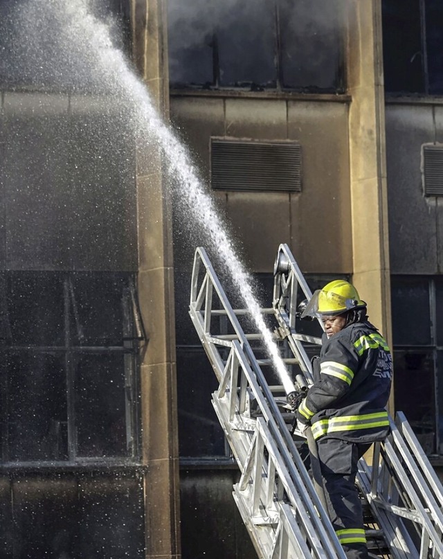 Das vom Brand betroffene Gebude war eigentlich nicht bewohnbar.  | Foto: MICHELE SPATARI (AFP)
