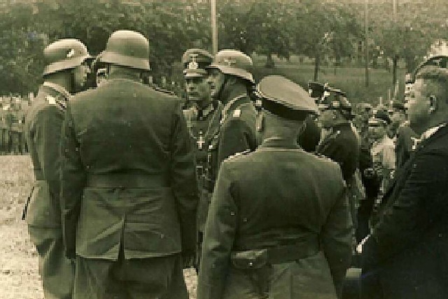 Brgermeister Matter (rechts), links v...tadtpolizist Kossmann mit dem Tschako.  | Foto: Scheer