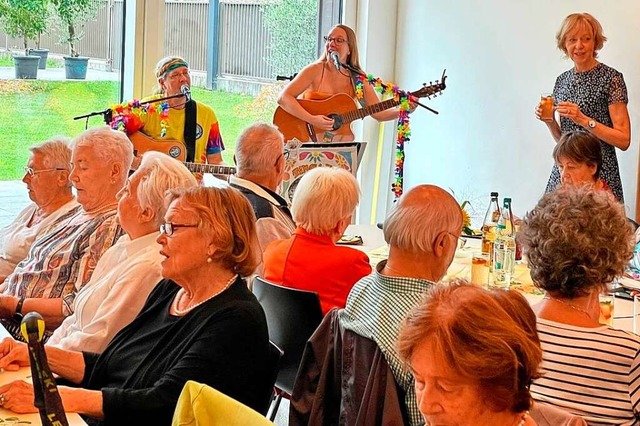 Tina &amp; Jo luden zum Mitsingen ein.... ber einen gelungenen Seniorensommer.  | Foto: Barbara Ruda
