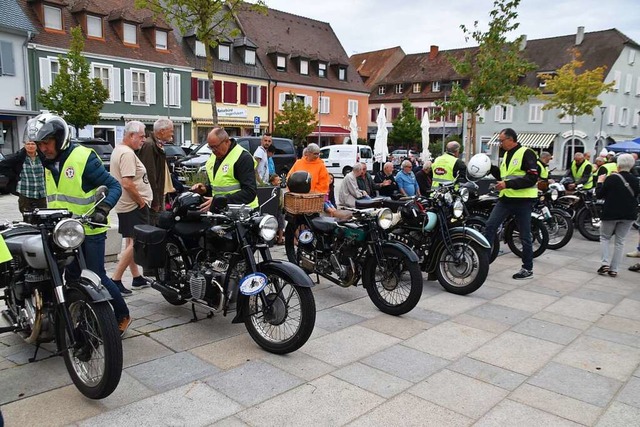 Historische Motorrder aus Frankreich ...reisacher Marktplatz bewundert werden.  | Foto: Thomas Rhenisch