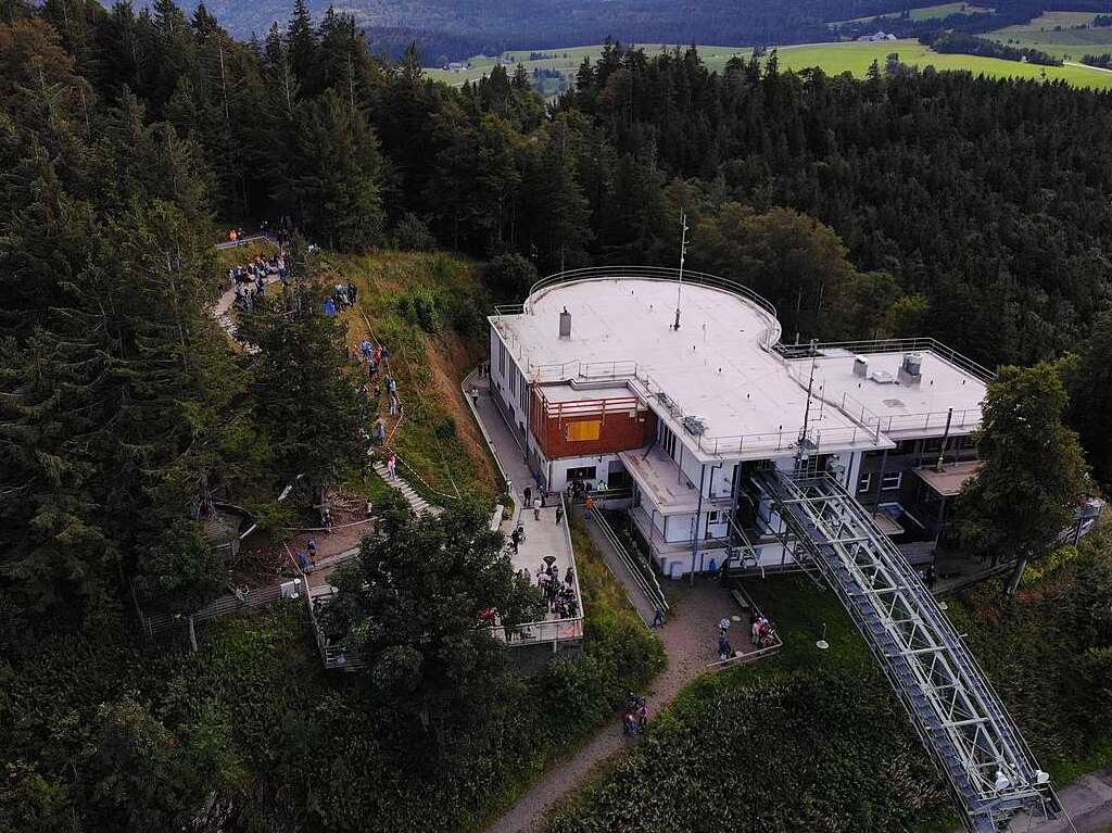 An der Bergstation der Schauinsland-Bahn hatten sich zahlreiche Besucher eingefunden, die das Spektakel live erleben wollten.