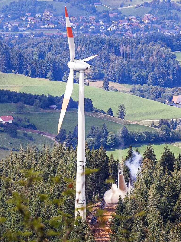 Ein Turm der frheren Windkraftanlage am Schauinsland ist gesprengt worden. Viele Schaulustige verfolgten das Schauspiel.