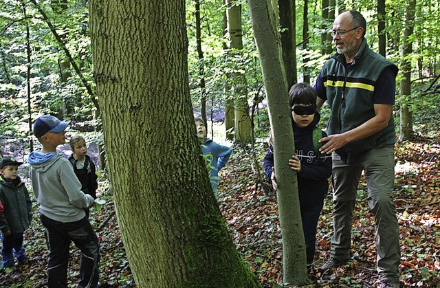 Beim Waldspaziergang mit Frster Frank...n waren die Kinder sehr konzentriert.   | Foto: Christiane Franz