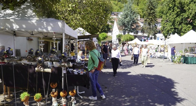 Die Sonne scheint am Freitag bei der Erffnung des Kunst- und Handwerkermarkts.  | Foto: melanie Mickley