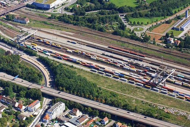 Durchstich &#8211; vom Stuhlkreisel k...kte Verbindung nach Friedlingen geben.  | Foto: Erich Meyer