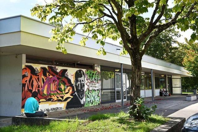 Freiburg belegt eine Turnhalle als Notlager für junge Geflüchtete