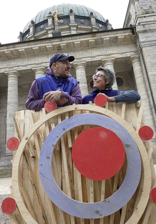 Pia und Leto wollen am Samstagabend ihre Feuerskulptur entfachen.  | Foto: Susanne Filz