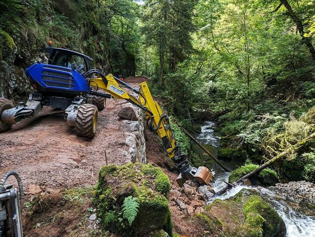 Mit dem Schreitbagger wird an der neuen Trockenmauer gearbeitet.  | Foto: Julia Becker