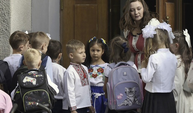 Festlich gekleidet erschienen diese Kiewer Kinder zum Schulbeginn.  | Foto: IMAGO/Kaniuka Ruslan / Avalon