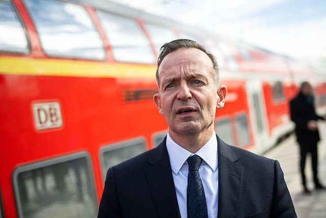 Bundesverkehrsminister Volker Wissing ...es Geld ins Deutschlandticket stecken.  | Foto: Sebastian Gollnow (dpa)