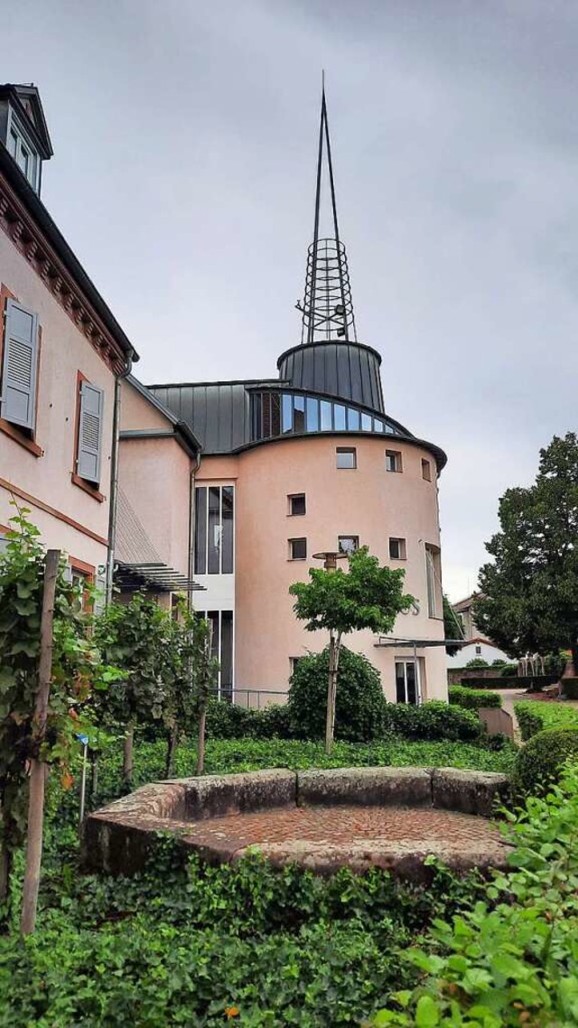 Die steinerne Sitzgruppe vor dem Fries...gen &#8222;Neffbrcke&#8220; erstellt.  | Foto: Ekkehard Klem