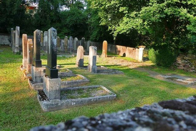Zum Tag der jüdischen Kultur führt Philipp Schmid über den jüdischen Friedhof in Efringen-Kirchen