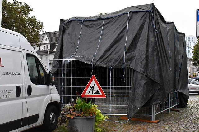 Der Viehmarktbrunnen auf dem Engelplat...einem Gerst und einer Plane verhllt.  | Foto: Thomas Loisl Mink