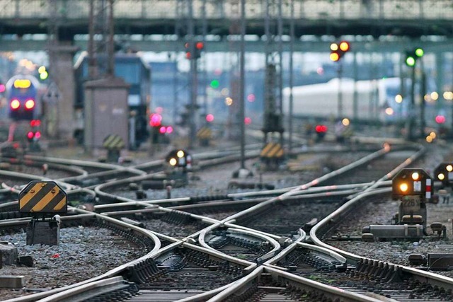 Unterwegs auf Gleisen: Eine Reise per Zug  muss nicht zwingend langsam sein.  | Foto: Rene Ruprecht (dpa)