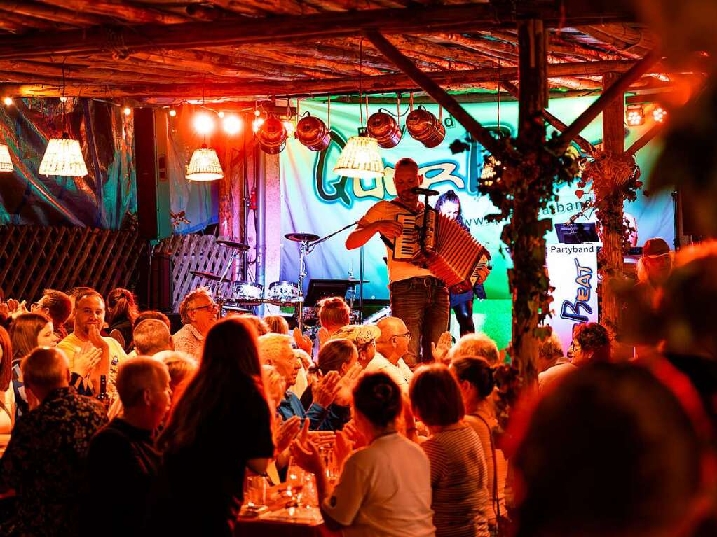 Bei schnstem Wetter wurde am Freitagabend in Pfaffenweiler das Schnecke-Fescht erffnet. Mit guter Laune sind die Besucher und Besucherinnen in das Festwochenende gestartet.