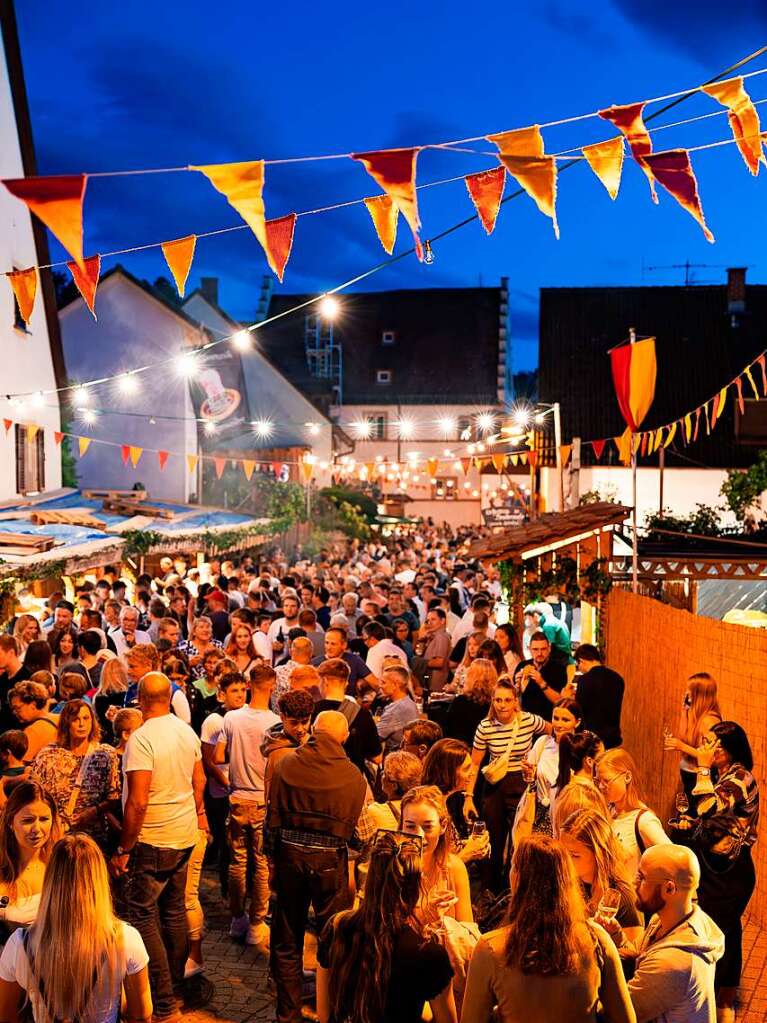 Bei schnstem Wetter wurde am Freitagabend in Pfaffenweiler das Schnecke-Fescht erffnet. Mit guter Laune sind die Besucher und Besucherinnen in das Festwochenende gestartet.