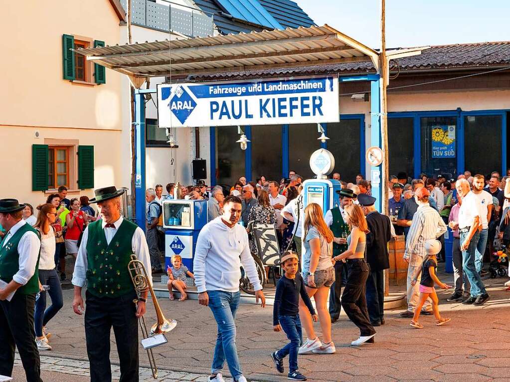 Bei schnstem Wetter wurde am Freitagabend in Pfaffenweiler das Schnecke-Fescht erffnet. Mit guter Laune sind die Besucher und Besucherinnen in das Festwochenende gestartet.