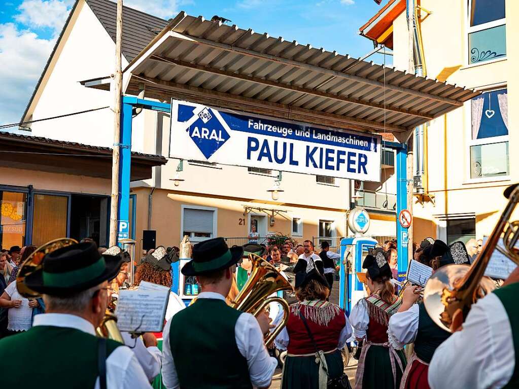 Bei schnstem Wetter wurde am Freitagabend in Pfaffenweiler das Schnecke-Fescht erffnet. Mit guter Laune sind die Besucher und Besucherinnen in das Festwochenende gestartet.