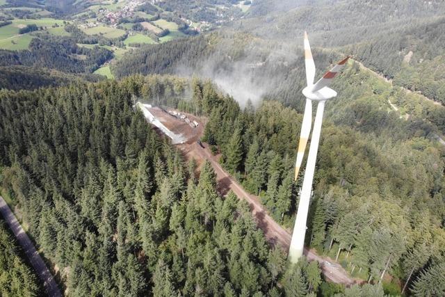 Fotos: Sprengung bringt Windkraft-Turm am Schauinsland bei Freiburg zum Einsturz