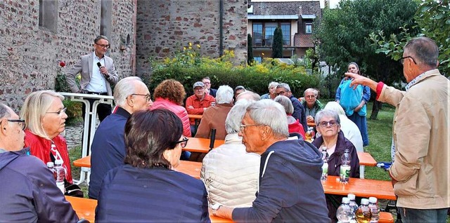 Rund 30 Anwohnerinnen und Anwohner war...Ibert (hinten links stehend) gekommen.  | Foto: Wolfgang Beck