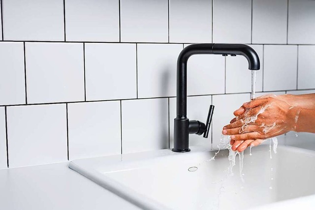 Normales Hndewaschen mit Seife reicht...ee&#8220; in Dantes Kopf fordert mehr.  | Foto: Derek Fu (Adobe Stock)