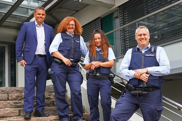 Ordnungsamtleiter Dominic Rago freut s...e Kalliopi Tsaknaki und Frank Fournes.  | Foto: Stadt Rheinfelden