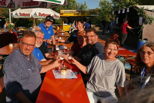 Anstoen auf ein gelungenes Dorffest in Eimeldingen.  | Foto: Ulrich Senf