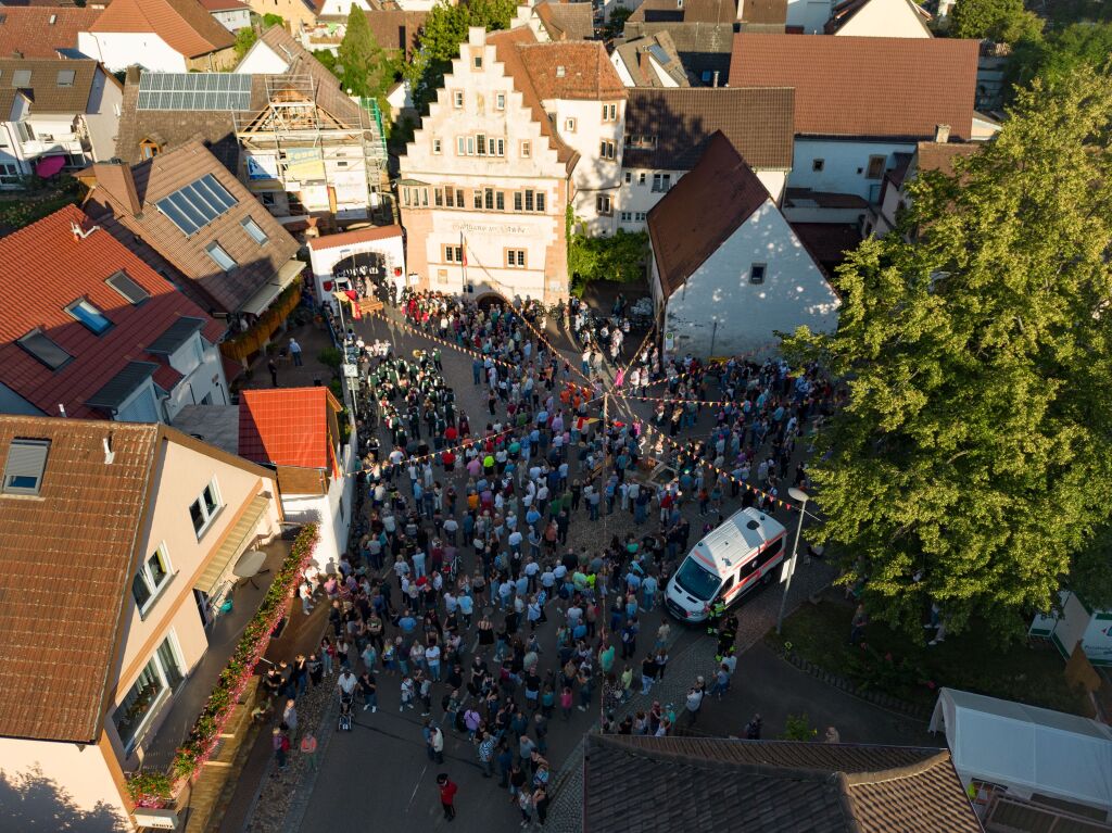 Bei schnstem Wetter wurde am Freitagabend in Pfaffenweiler das Schnecke-Fescht erffnet. Mit guter Laune sind die Besucher und Besucherinnen in das Festwochenende gestartet.