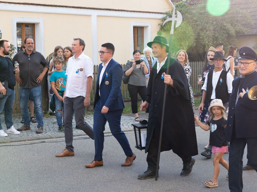 Bei schnstem Wetter wurde am Freitagabend in Pfaffenweiler das Schnecke-Fescht erffnet. Mit guter Laune sind die Besucher und Besucherinnen in das Festwochenende gestartet.