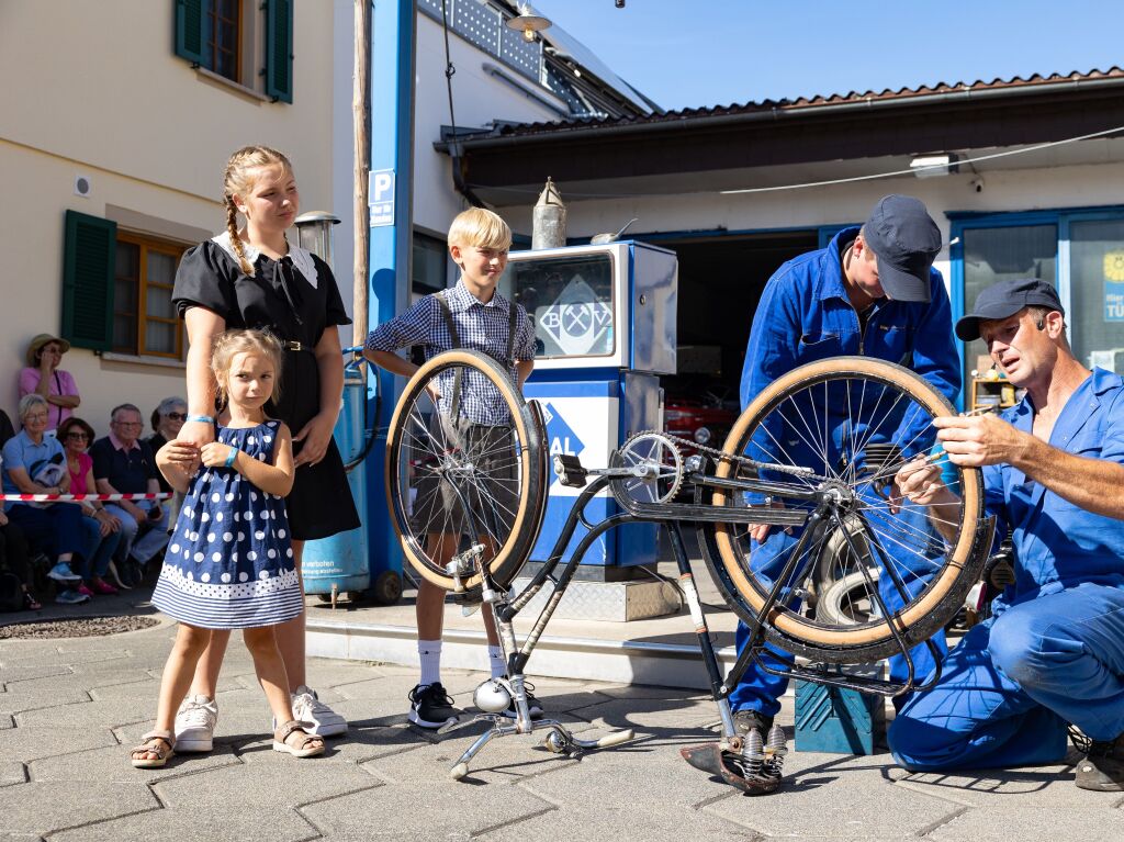 Die Brauchtumsschau  stand unter dem Motto „Chumme go tanke -  ganz normale Samschdig an de Tankstell“