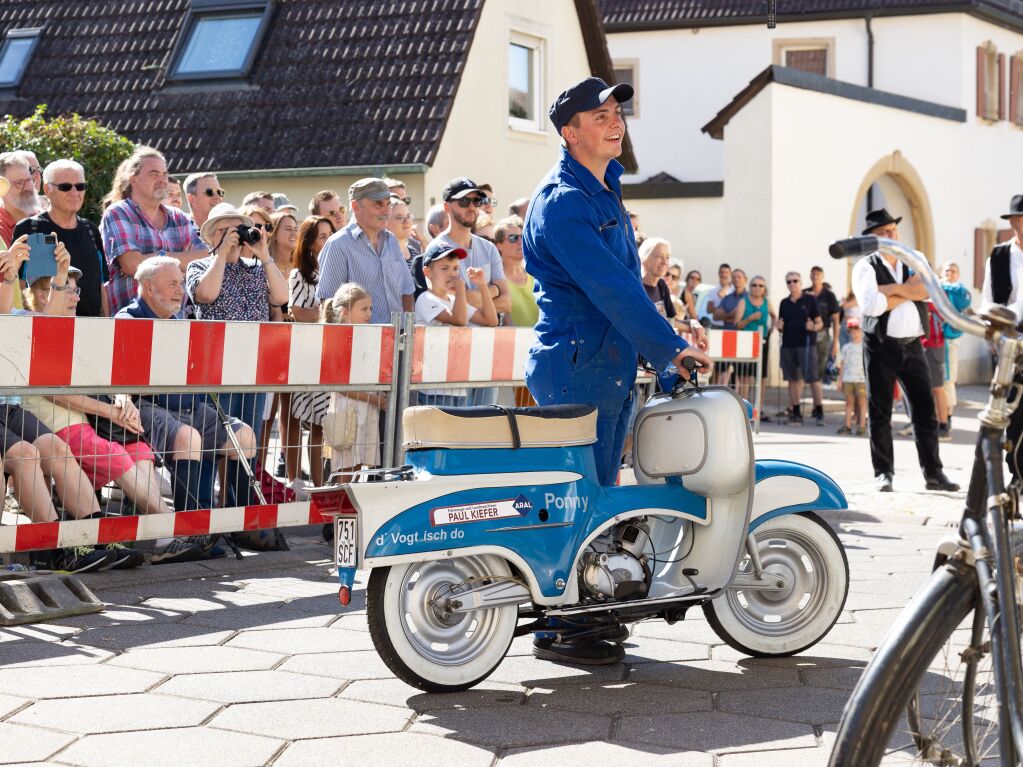 Die Brauchtumsschau  stand unter dem Motto „Chumme go tanke -  ganz normale Samschdig an de Tankstell“