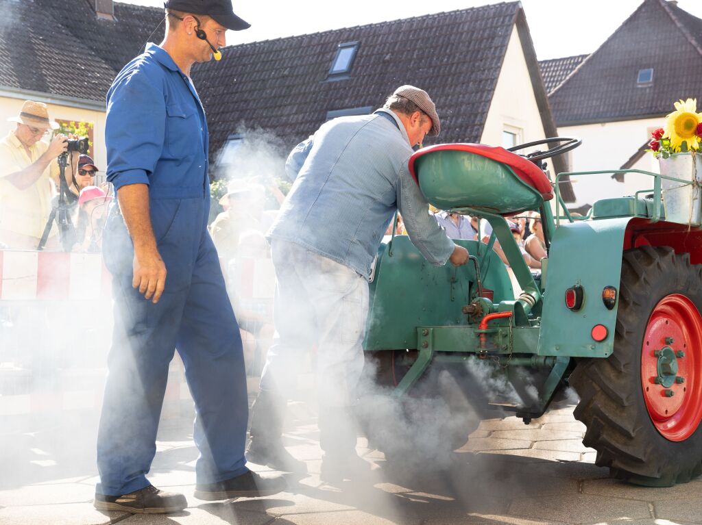 Die Brauchtumsschau  stand unter dem Motto „Chumme go tanke -  ganz normale Samschdig an de Tankstell“