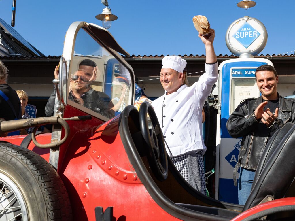 Die Brauchtumsschau  stand unter dem Motto „Chumme go tanke -  ganz normale Samschdig an de Tankstell“