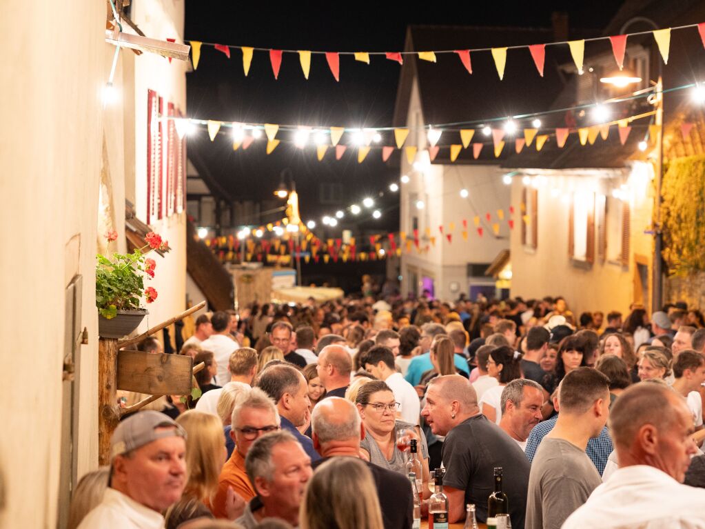 Bei schnstem Wetter wurde am Freitagabend in Pfaffenweiler das Schnecke-Fescht erffnet. Mit guter Laune sind die Besucher und Besucherinnen in das Festwochenende gestartet.