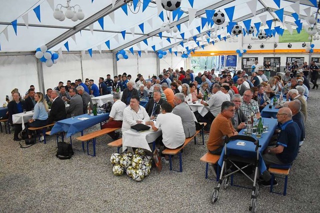 Festakt zum runden Geburtstag des SV K...n Blau und Wei geschmckten Festzelt.  | Foto: Horatio Gollin