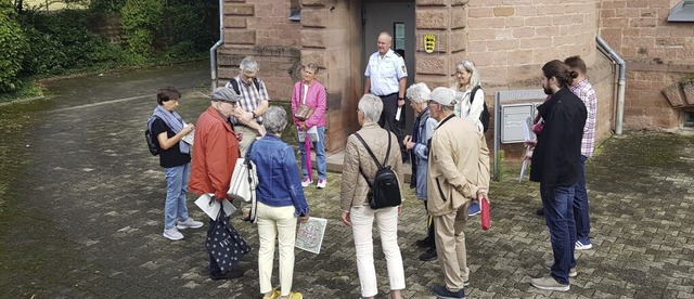 Walter Caroli (Zweiter von links) bei der Fhrung zu den Lahrer Gefngnissen   | Foto: Christian Kramberg