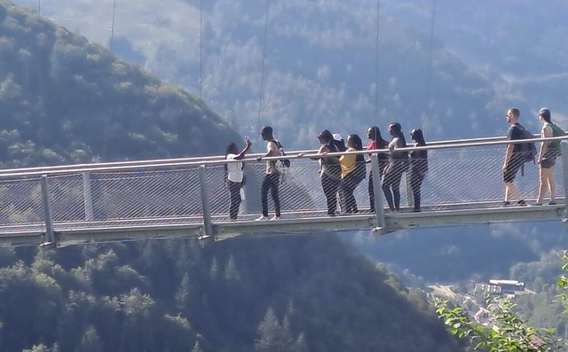 Die Studenten aus Ghana bei ihrem Besuch  der Hngebrcke in Todtnau.  | Foto: DHBW