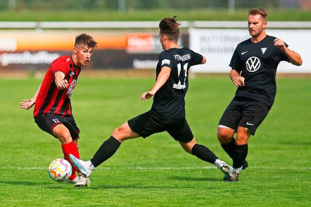 Bonndorfs Fabian Gutmann umkurvt in di...en die Gste ber ihren knappen Sieg.   | Foto: Wolfgang Scheu