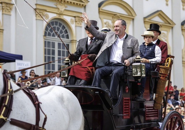 Hubert Aiwanger am Sonntag bei einer h... Schloss Schleiheim auf einer Kutsche  | Foto: Matthias Balk (dpa)