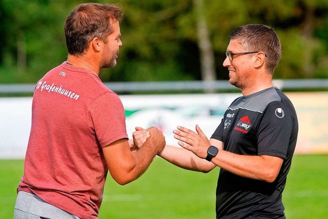 Nils Boll, Trainer SV Grafenhausen, und sein Gegenber  Javi Invernot (r.)  | Foto: Wolfgang Scheu