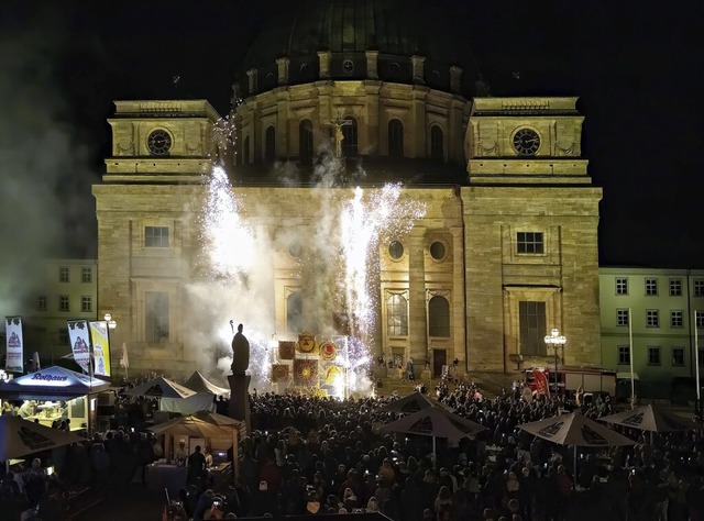 Auf dem Domplatz wurde zum Flammenspektakel gefeiert und gestaunt.   | Foto: Wolfgang Scheu