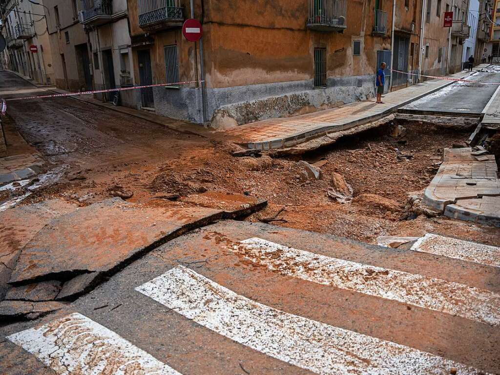 berschwemmungen haben eine Strae in Santa Brabara schwer beschdigt.