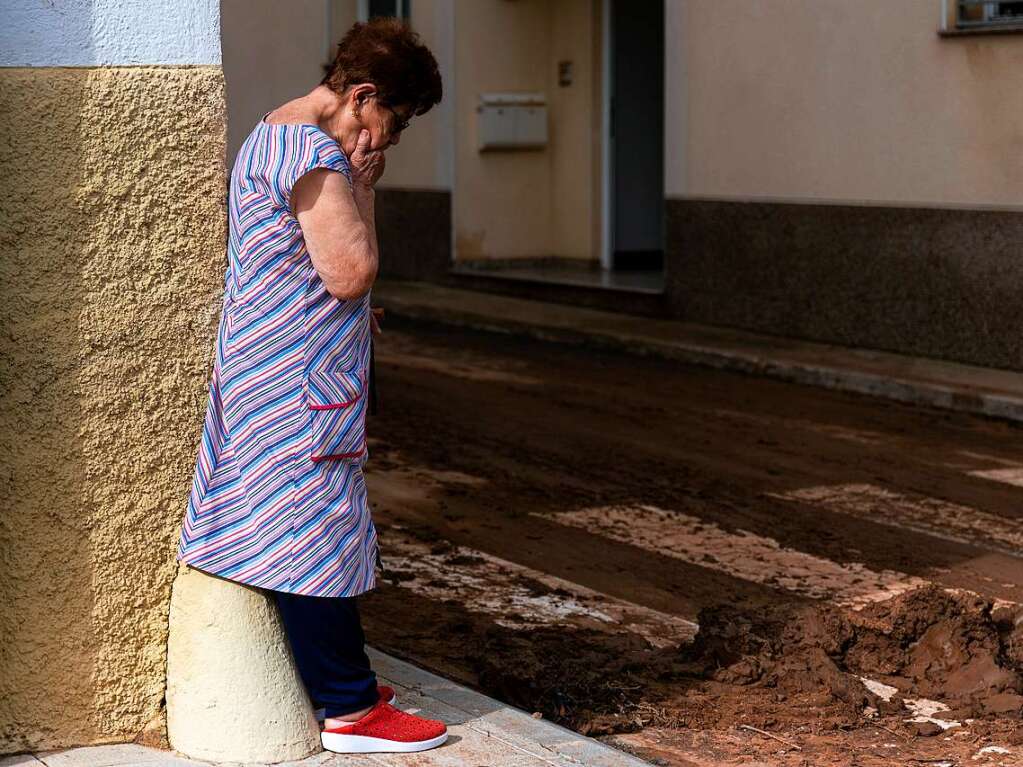 Ein Frau steht in Tarragona vor ihrem Haus. Wegen der schweren Unwetter in weiten Teilen Spaniens haben knapp 10000 Menschen am Sonntag ihre Huser und Wohnungen nicht verlassen drfen.