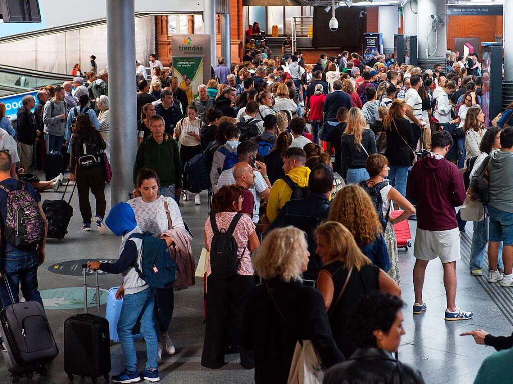 Hunderte von Reisenden, deren Fahrten storniert wurden, warten am Bahnhof Atocha-Almudena Grandes.