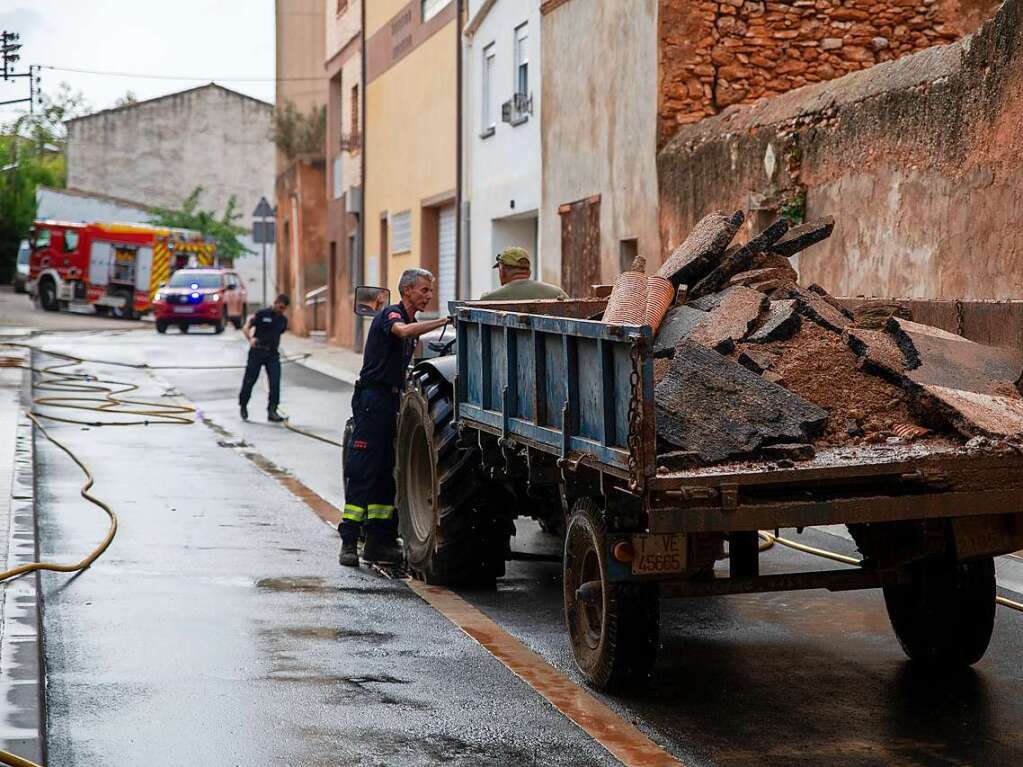 In Tarragona werden Trmmer gesammelt.