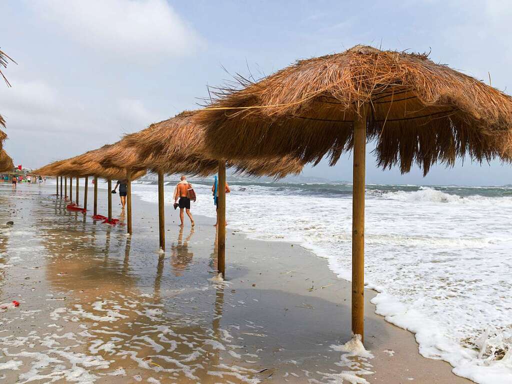 Spaziergang an einem menschenleeren Strand auf Ibiza