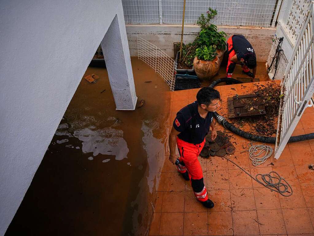 Zwei Mnner pumpen Wasser aus einem berschwemmten Gebude in Les Cases d'Alcanar ab.