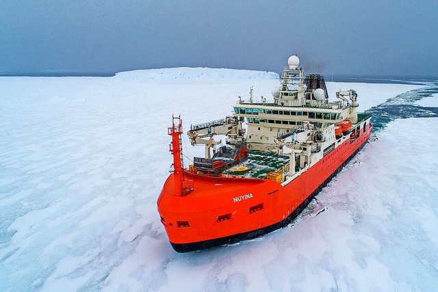 Der australische Eisbrechers RSV Nuyin... eine erkrankte Person an Bord geholt.  | Foto: Pete Harmsen (dpa)