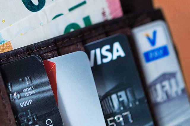 In vielen Banken lst sie die Girokart...e Debitkarte von Visa oder Mastercard.  | Foto: Monika Skolimowska (dpa)